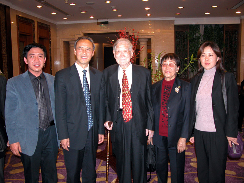 贾连朝副省长与牛满江教授夫妇、公司董事长、总经理合影