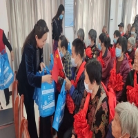 百老欢聚贺重阳，亿德体育集团送健康